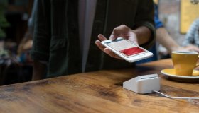 Apple разблокирует NFC-чипы для более широкого использования