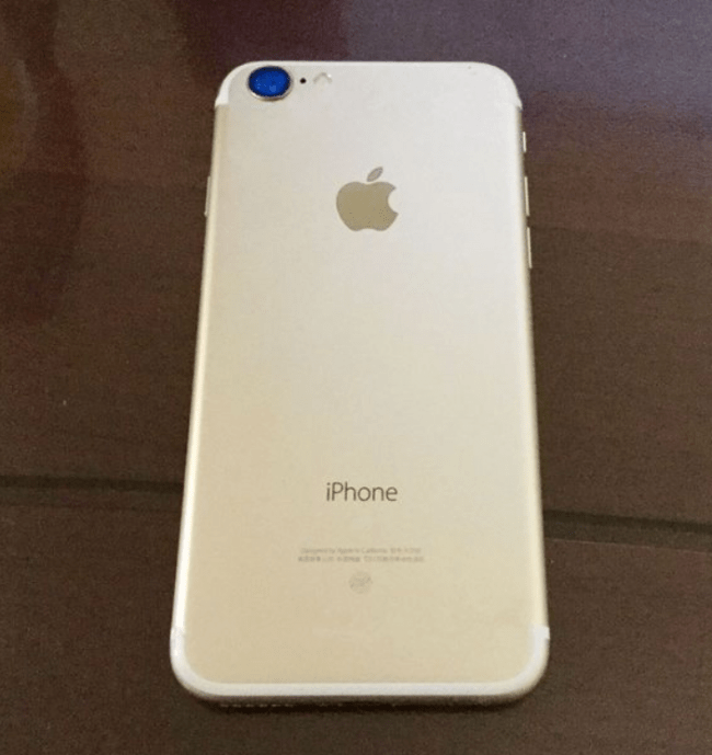 Фотография iPhone 7 в золотом цвете