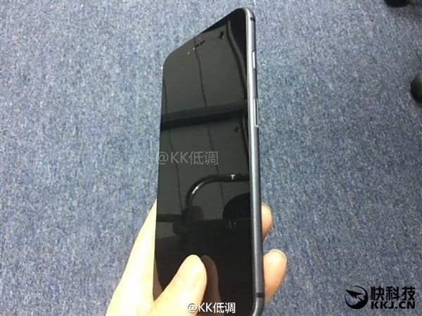 iPhone 7 Plus позирует на фото в черном цвете