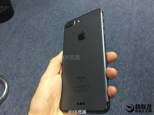 iPhone 7 Plus позирует на фото в черном цвете