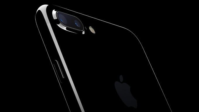 По данным WSJ, Apple имеет 10 прототипов iPhone 8, один с изогнутым экраном