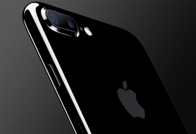 Пользователи iPhone 7 в цвете “черный оникс” показали как сильно поцарапался их смартфон
