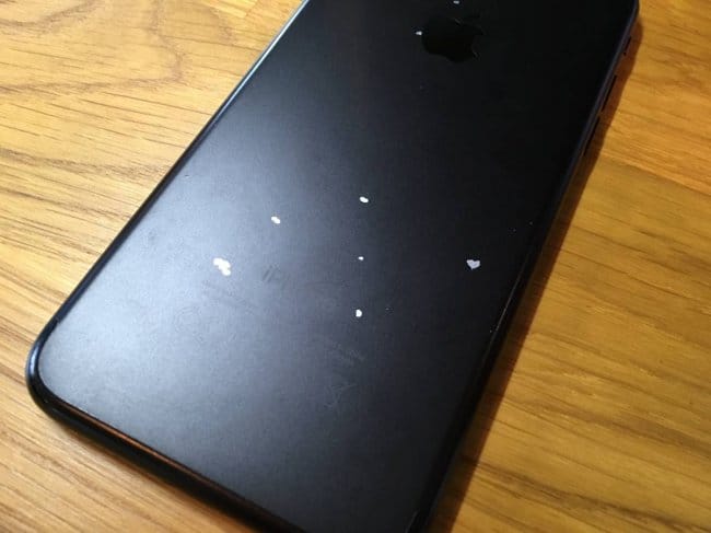 Владельцы iPhone 7 в матовом черном цвете жалуются на отслоение краски