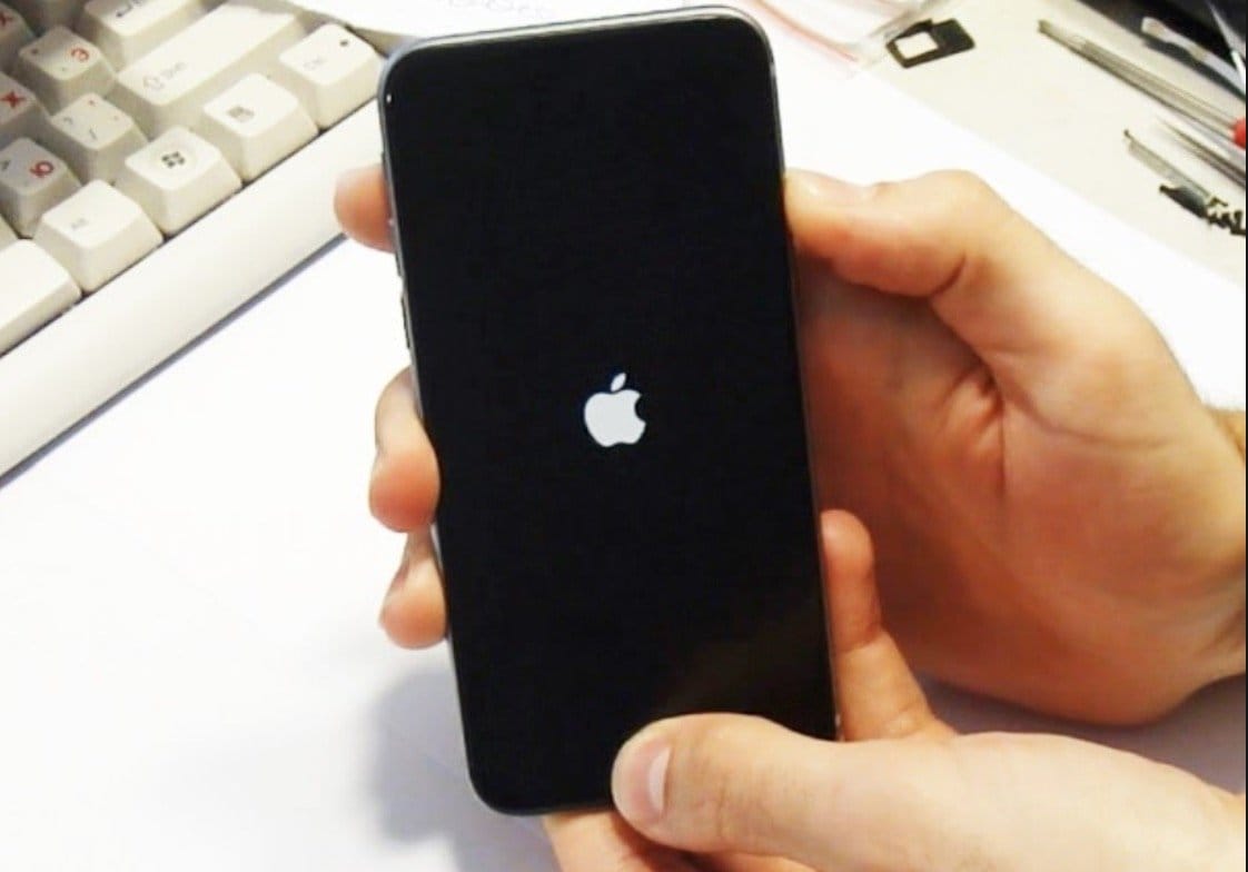 Почему iPhone зависает на яблоке