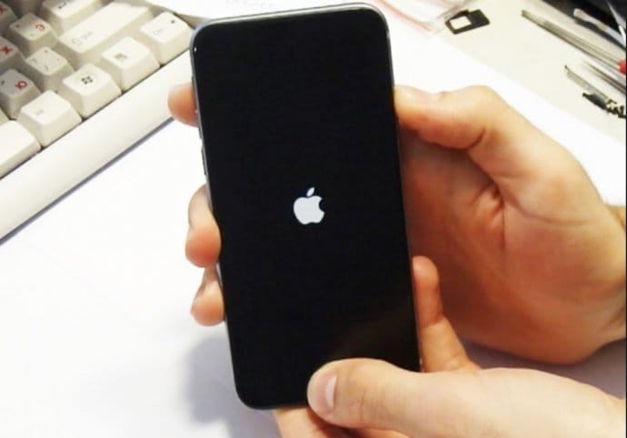 Iphone повис на яблоке